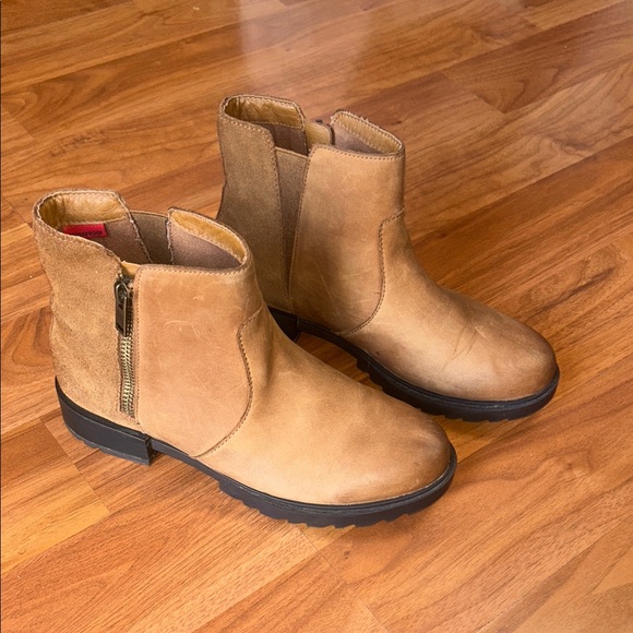 Sorel women’s Tan Ankle Boots with Black Sole - Picture 6 of 14